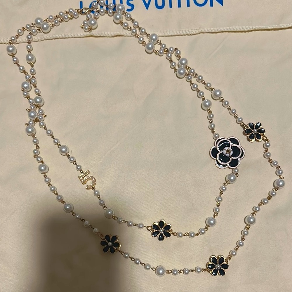 Black and White Floral Pearl Necklace